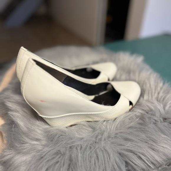 FENDI HIGH HEEL very good condition and it have the Fendi logo on it - Picture 5 of 6